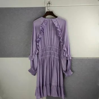 Женское мини-платье с фиолетовыми атласными оборками, украшенное рукавом-фонариком, V-образным вырезом, тонкой талией.