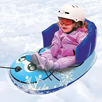 прочный зимний спорт, очаровательные дети катаются на надувных снежных санках
