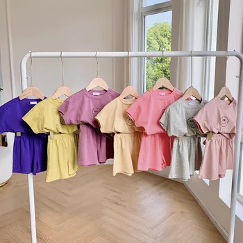Комплект летней одежды для маленьких девочек 2023 года, хлопковые однотонные свободные шорты с эластичной резинкой на талии, рубашки с принтом улыбки, наряды для маленьких девочек